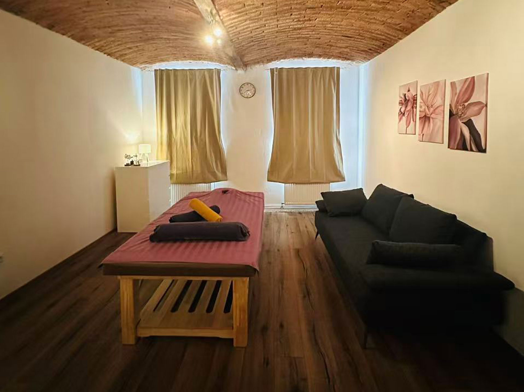 Graue Sitzbank mit einem Naturbild darüber in atmosphärischer Umgebung