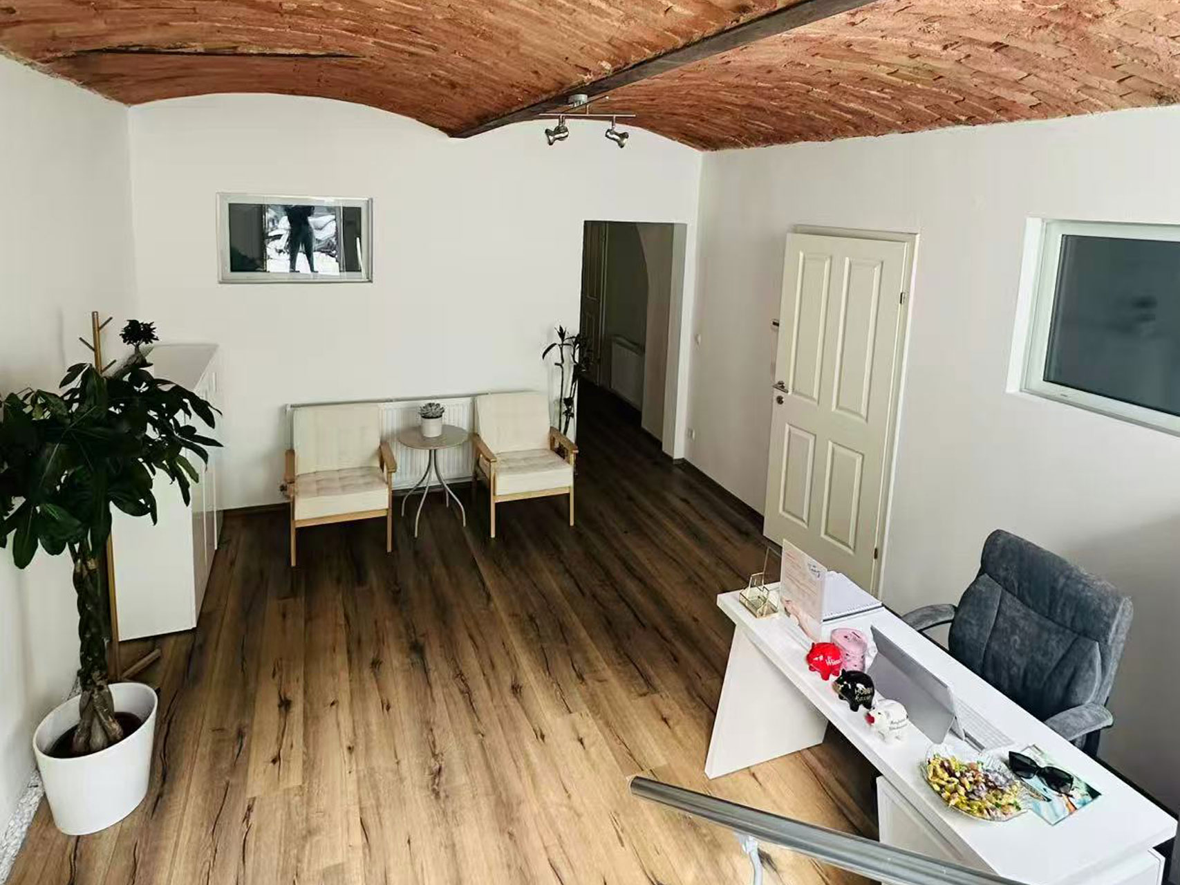 ein Massagebett mit Handtüchern darauf in einem freundlichen raum