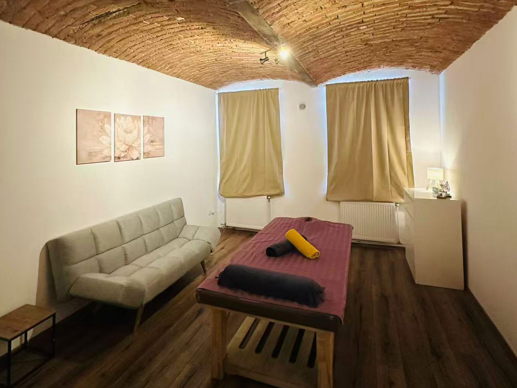 2 grauen stoffbezogenen stühle mit einem Kleiderständer daneben und einem Bild mit Schmetterlingen an der Wand